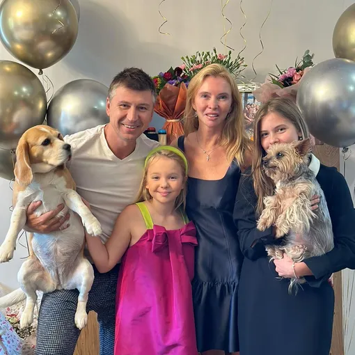 Алексей Ягудин с женой, детьми и питомцами