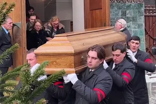 Гроб с телом Игоря Золотовицкого вынесли из театра: видео Гроб с телом Игоря Золотовицкого вынесли из театра: видео