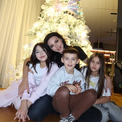 Оксана Самойлова встретила новый год с детьми