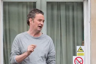У Мэттью Перри из «Друзей» заподозрили шизофрению У Мэттью Перри из «Друзей» заподозрили шизофрению