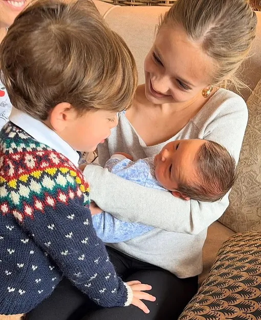 Дочь Брю Бэрримор с братьями со стороны отца Дочь Брю Бэрримор с братьями со стороны отца