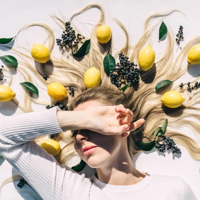 Как продлить молодость волос: главные причины старения локонов и лучшие антиэйдж-меры