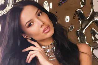 «Никогда не чувствовала себя такой красивой, как в этом теле»: Анастасия Решетова снялась в платье с глубоким декольте