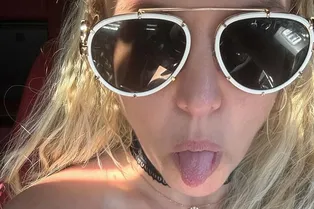 «Умники, приглядитесь!»: Бритни Спирс в провокационном наряде снялась в своем доме