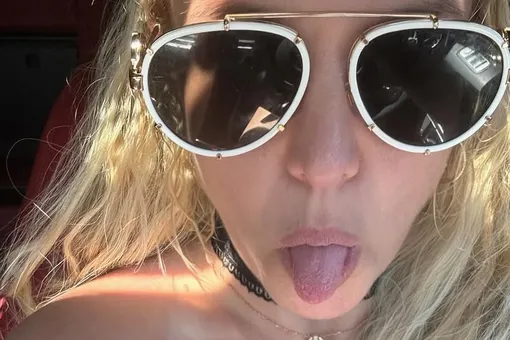 «Умники, приглядитесь!»: Бритни Спирс в провокационном наряде снялась в своем доме «Умники, приглядитесь!»: Бритни Спирс в провокационном наряде снялась в своем доме