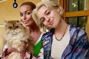 Анастасия Волочкова показала, как вместе с 19-летней дочерью украсила особняк к Новому году Анастасия Волочкова показала, как вместе с 19-летней дочерью украсила особняк к Новому году