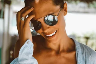 Мария Горбань в бикини сексуально съела бургер на пляже