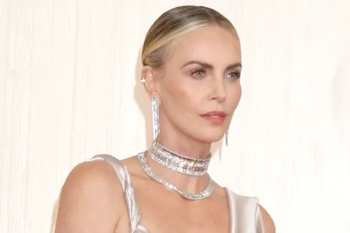 Шарлиз Терон в образе «негламурной» мамы со старшим ребенком заметили в Диснейленде Шарлиз Терон в образе «негламурной» мамы со старшим ребенком заметили в Диснейленде