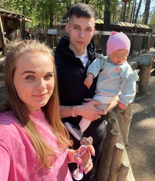 Артем Калмыков с женой и дочерью