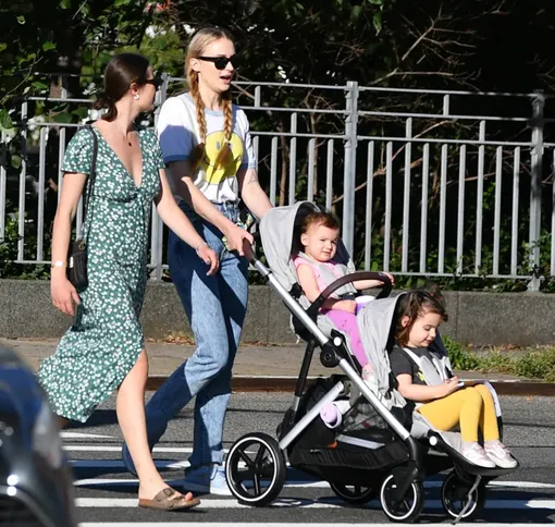 Софи Тернер на прогулке с дочерьми