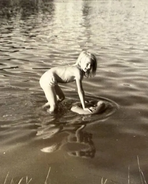 Александра Ребенок на отдыхе в детстве