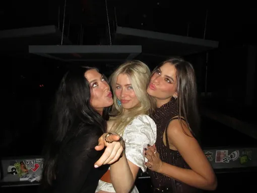 Дочь Клаудии Шиффер (по центру) с подругами