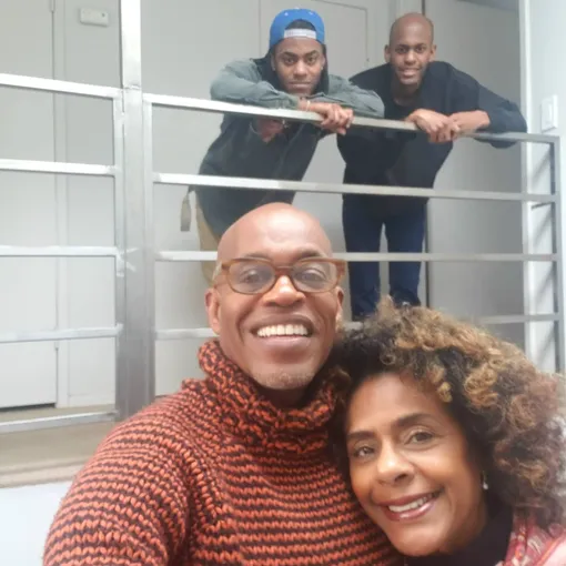 Джубилант Сайкс с женой и детьми