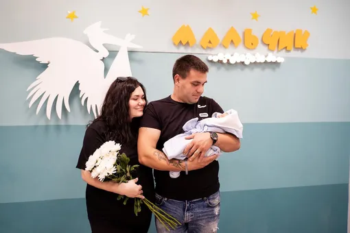 Даная Пригожина с мужем Евгением и новорожденным сыном Даная Пригожина с мужем Евгением и новорожденным сыном