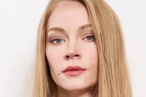 Светлана Ходченкова показала фигуру в золотом бикини на курорте Светлана Ходченкова показала фигуру в золотом бикини на курорте