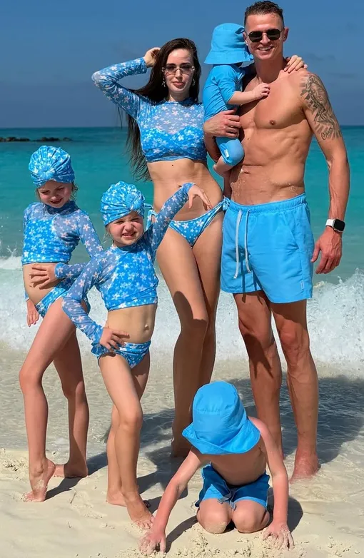 Дмитрий Тарасов с женой и детьми на отдыхе