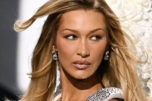 «Вот-вот упадет в обморок»: Белла Хадид на показе Victoria’s Secret после выписки из больницы встревожила блогеров