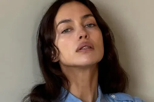 Ирина Шейк в боди распахнула плащ у гаража, испугав прохожих
