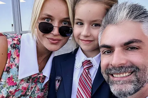 Талантливая девочка: дочь Полины Гагариной играла на фортепиано, а ее отец в это время дудел Талантливая девочка: дочь Полины Гагариной играла на фортепиано, а ее отец в это время дудел