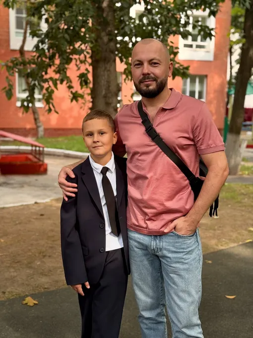 Ярослав Сумишевский с сыном около школы