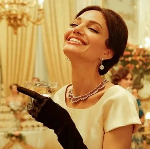 Анджелина Джоли в роли Марии Каллас.