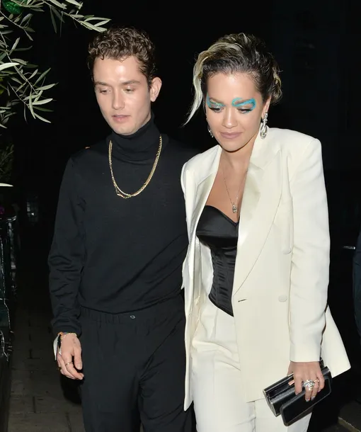 Влюбленные встречаются несколько месяцев