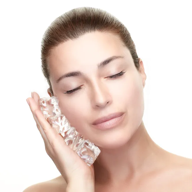 Кубики льда и охлаждающие маски: действительно ли холод приносит пользу коже