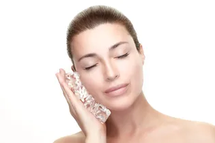 Кубики льда и охлаждающие маски: действительно ли холод приносит пользу коже