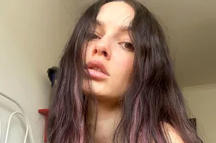 «Лежать не больно?»: голая экс-солистка группы Serebro на пляже потрясла фанатов