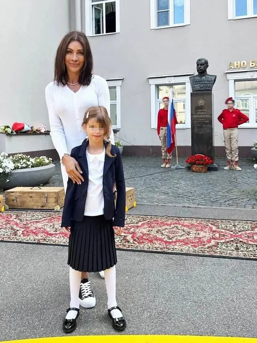 Алиса Казьмина с дочерью от футболиста