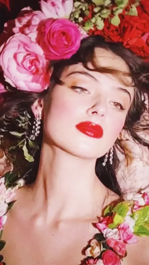 Деве сделали макияж с ярким акцентом