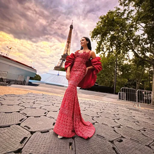 Аида Гарифуллина на фоне Эйфелевой башни в Париже Аида Гарифуллина на фоне Эйфелевой башни в Париже