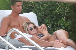 Криштиану Роналду удивил черным педикюром на отдыхе