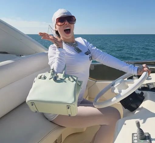 Инстасамка должна страховой компании 2,5 миллиона