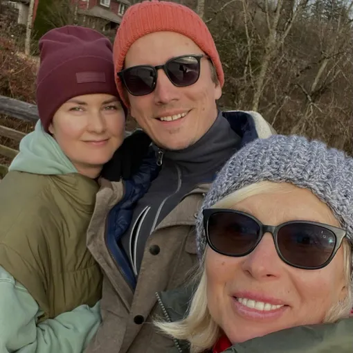 Алена Свиридова с сыном и его женой в Канаде