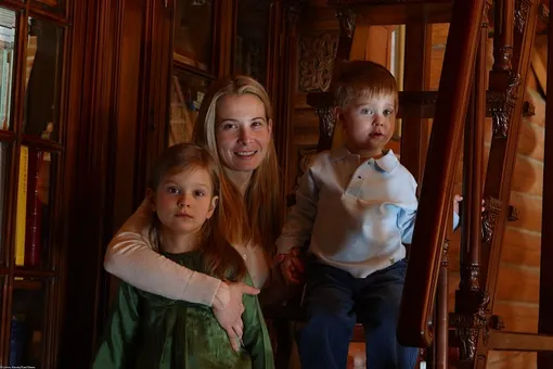 Архивное фото Юлии Высоцкой с дочерью и сыном Архивное фото Юлии Высоцкой с дочерью и сыном