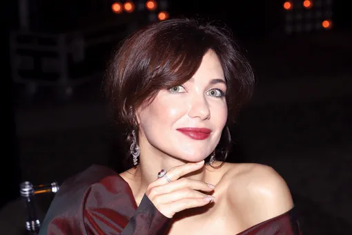 Екатерина Климова в кружевном пеньюаре стала звездой завораживающего видео Екатерина Климова в кружевном пеньюаре стала звездой завораживающего видео