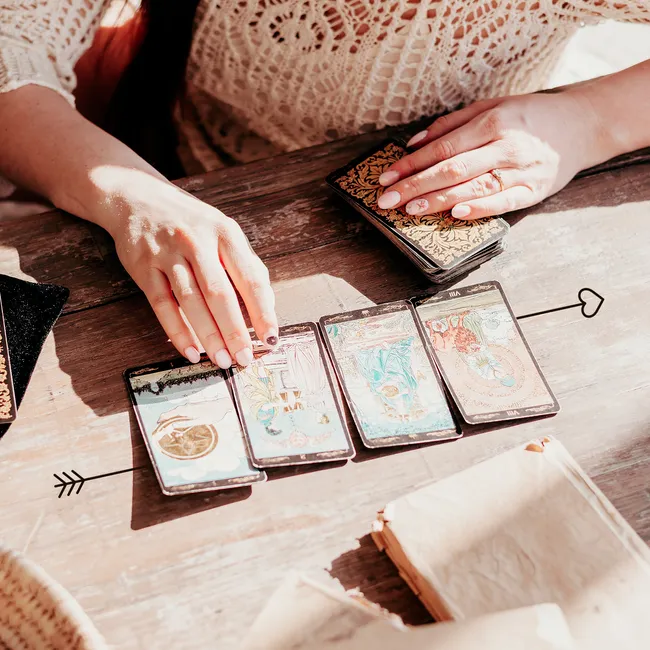 Гадаем на любовь: задай вопрос про отношения, выбери карту Таро и получи ответ!