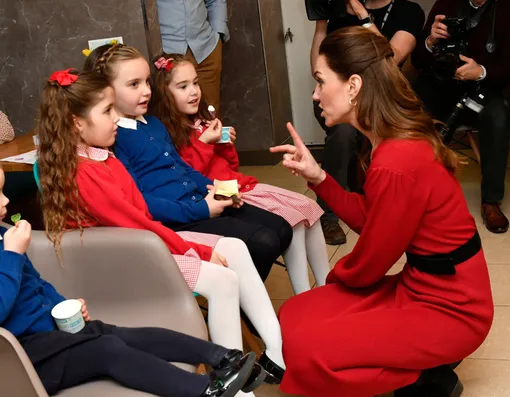 Кейт с детьми в местном кафе