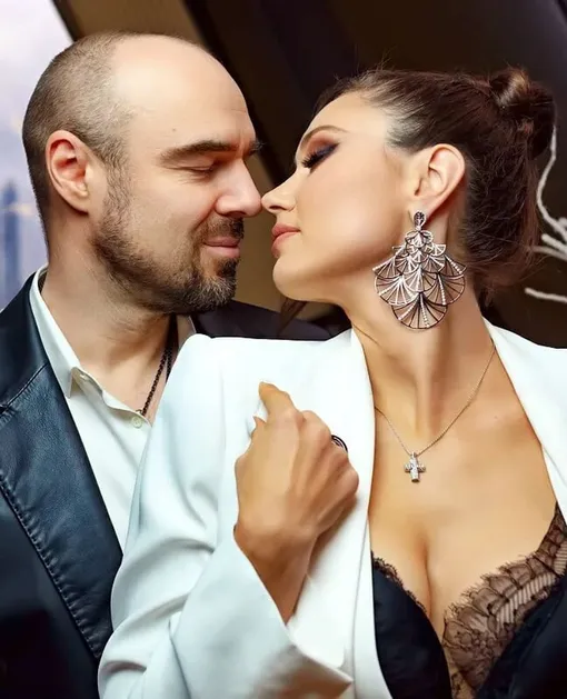 Роман и Елена Товстик прожили вместе 22 года Роман и Елена Товстик прожили вместе 22 года