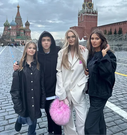 Алена Водонаева и Виктория Боня с детьми