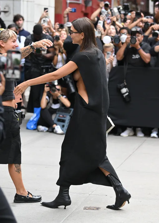 Эмили Ратаковски на показе Эмили Ратаковски на показе