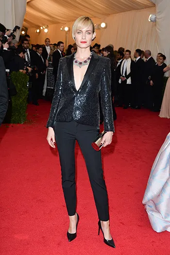 В костюме Saint Laurent