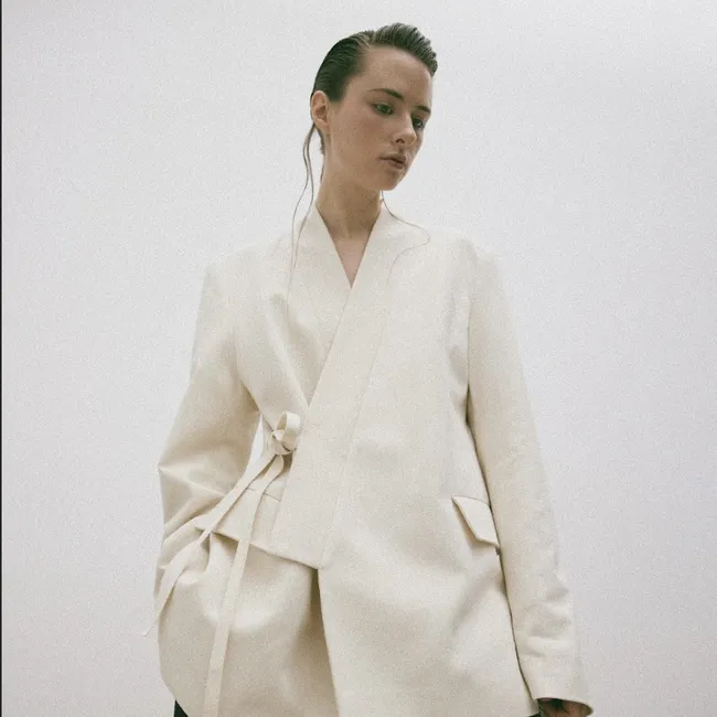 Для тех, кто не боится выделяться: певица Аиша делится брендами на маркетах Московской недели моды с необычной одеждой