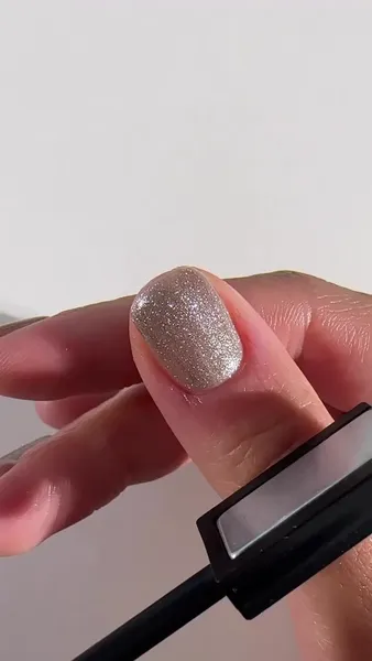 Короткие и бархатные: 5 идей самого желанного маникюра этой осени