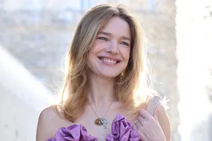 Наталья Водянова в фиалковом платье с открытыми плечами появилась на модном показе в Париже