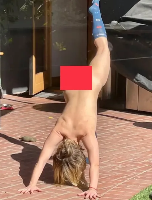 Кристен Белл снялась обнаженной во время занятий йогой