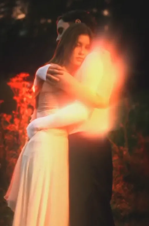 Анна Пересильд и Ваня Дмитриенко в клипе певца на композицию «Цветаева»