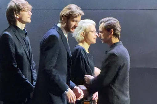 Вдова Владимира Симонова и его дети появились на церемонии прощания с ним в Театре имени Вахтангова: видео