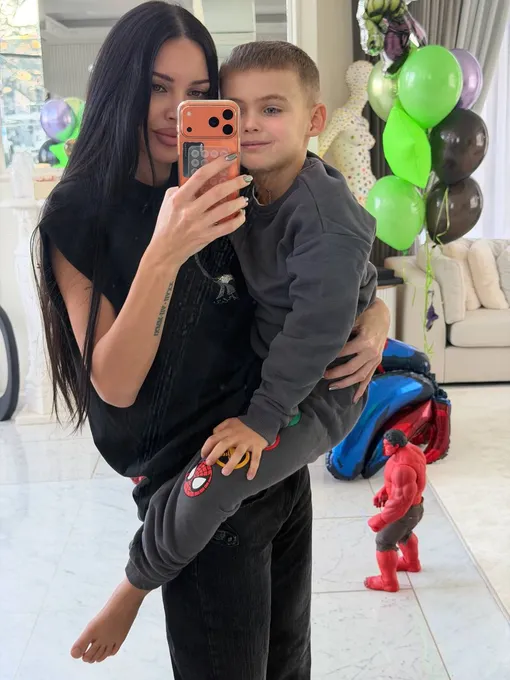 Оксана Самойлова трогательно поздравила сына с 6-летием Оксана Самойлова трогательно поздравила сына с 6-летием